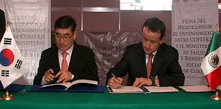 Heads of the Mexican and South Korean Health Authorities signing the Memorandum of Understanding. Photo credit: COFEPRIS website.